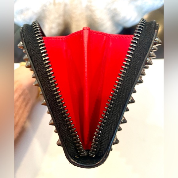CHRISTIAN LOUBOUTIN
Panettone Calfskin black gunmetal spikes wallet - Picture 11 of 16